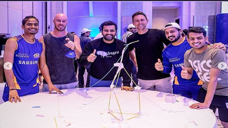 इन तस्वीरों में एक तरफ जहां मुबंई इंडियंस (Mumbai Indians)की टीम प्रैक्टिस करती नजर आ रही है, तो वही दूसरी तरफ एक फोटो में प्लेयर्स मौज - मस्ती करते भी दिख रहे हैं। इस फोटो में रोहित के साथ ट्रेंट बोल्ट और क्रिस लिन भी दिख रहे हैं।