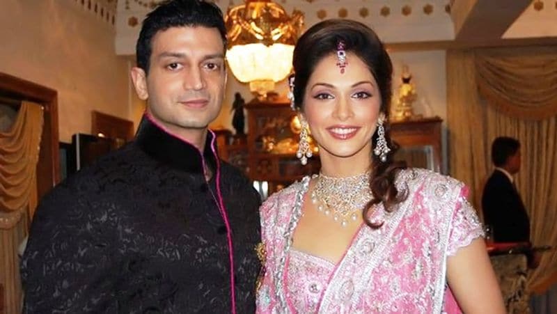 बता दें कि ईशा कोप्पिकर ताइक्वांडो में ब्लैक-बेल्ट हैं। इसके साथ ही उन्होंने सेल्फ डिफेंस के लिए फेमस कोरियाई मार्शल आर्ट हापिको भी सीखा है।