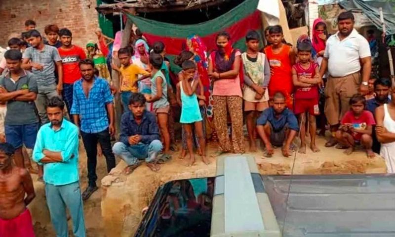दोनों के मकान आमने सामने हैं। बिटान की मां सीमा देवी 13 सितंबर को मायके चली गई थी। घर में बिटान के अलावा उसकी दो छोटी बहनें व छोटा भाई था। पिता और बड़ा भाई दिनेश मजदूरी करने गए थे।