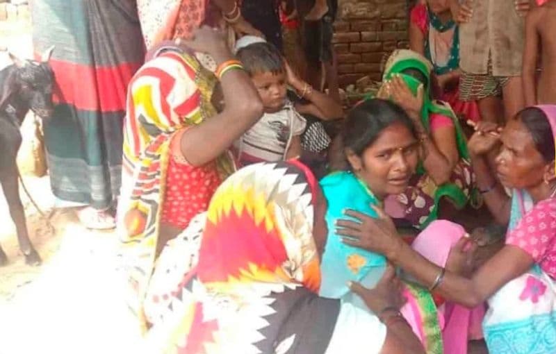 वहां बेटी की कुल्हाड़ी से काटकर हत्या कर दी। इधर, बीच-बचाव करने के दौरान अवधेश ने कुल्हाड़ी पकड़ ली। इस पर आरोपी ने उसकी पिटाई शुरू कर दी। जमीन पर गिरने के दौरान पैर से अवधेश का गला दबाकर अधमरा कर दिया। सूचना पर पहुंची यूपी 112 पुलिस घायल युवक को जिला अस्पताल ले गई।