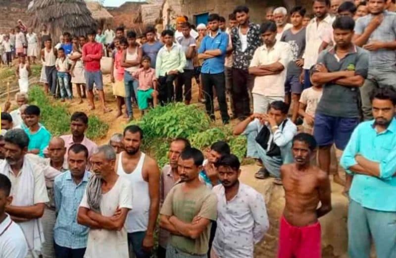 एसपी केशव कुमार चौधरी, एएसपी अनूप कुमार फॉरेंसिक टीम के साथ मौके पर पहुंचे। अफसरों ने ग्रामीणों से घटना के बाबत जानकारी ली। कार्यवाहक थानाध्यक्ष अमर सिंह ने बताया कि मामले में राम खिलावन की तहरीर पर मृतका के पिता शिवनाथ के विरूद्ध हत्या की रिपोर्ट दर्ज की गई है। उसे घर से गिरफ्तार कर कुल्हाड़ी भी बरामद कर ली गई है।
