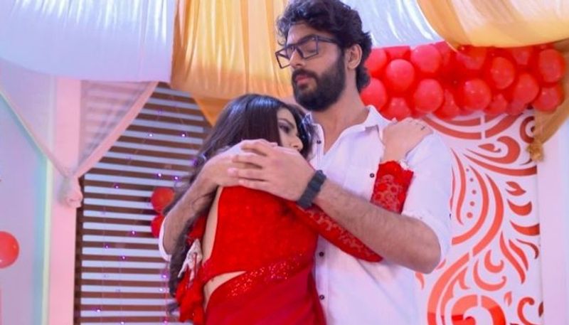 কীকরে বলব তোমায়ঃ তৃষা ও কর্ণের বিয়ে বাধা অতিক্রম করে আটকালো রাধিকা। অবশেষে এক হয়ে গেল কর্ণ ও রাধিকা। ফুলসজ্জার পর্বে কেমন রসায়ন ধরা পড়বে তাদের। রাত ৯:৩০-এ চোখ রাখুন জি বাংলায়।