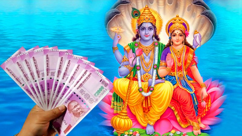 3. अगर आप धन लाभ चाहते हैं तो अधिक मास में भगवान विष्णु के साथ माता लक्ष्मी की भी पूजा करें।
