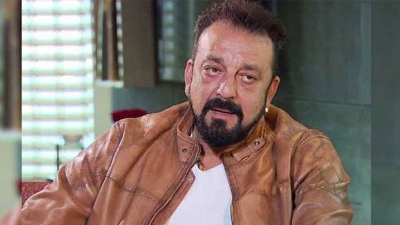 मान्यता ने कुछ दिन पहले इंस्टाग्राम पर एक पोस्ट शेयर की थी। इस पोस्ट में संजय दत्त अपने घर में खड़े नजर आ रहे थे। उन्होंने फोटो के साथ कैप्शन लिखा था- रुक जाना नहीं तू कहीं हार के.. कांटों पे चल के मिलेंगे साए बहार के.. हमें अपनी जिंदगी में बेस्ट दिनों को वापस लाने के लिए बुरे दिनों से लड़ना होगा। कभी हारना मत।
