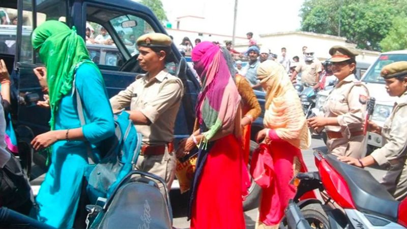 एडीसीपी उत्तरी राजेश श्रीवास्तव के मुताबिक शिवानी विहार में सेक्स रैकेट संचालित होने की शिकायत मिली थी। इस पर डीसीपी उत्तरी शालिनी ने अलीगंज एसीपी के नेतृत्व में विशेष टीम का गठन किया। टीम ने बृहस्पतिवार देर रात को छापा मारा तो मकान के अंदर से सात युवतियां और पांच पुरूष पकड़े गए।