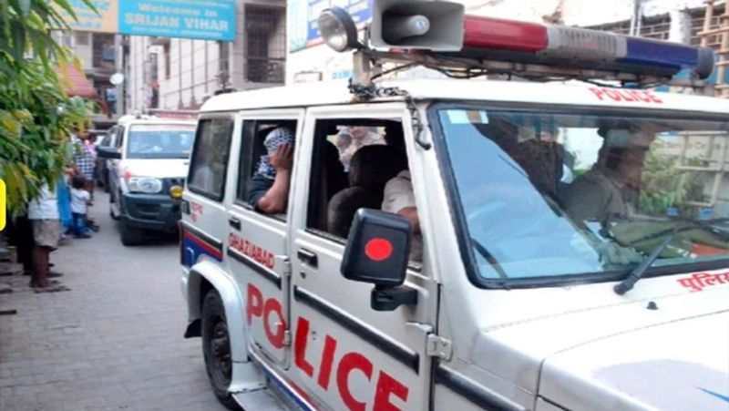 पकड़े गए पुरूषों में मकान मालिक रवि गुप्ता उर्फ पंकज गुप्ता के अलावा शिवाजीपुरम का संदीप कश्यप, गाजीपुर जिले के रौजा का रहने वाला राजेश कुमार, हजारीबाग बिहार के विष्णुगढ़ निवासी कैलाश कुमार शाह और यहीं का छट्टन शाह शामिल हैं।