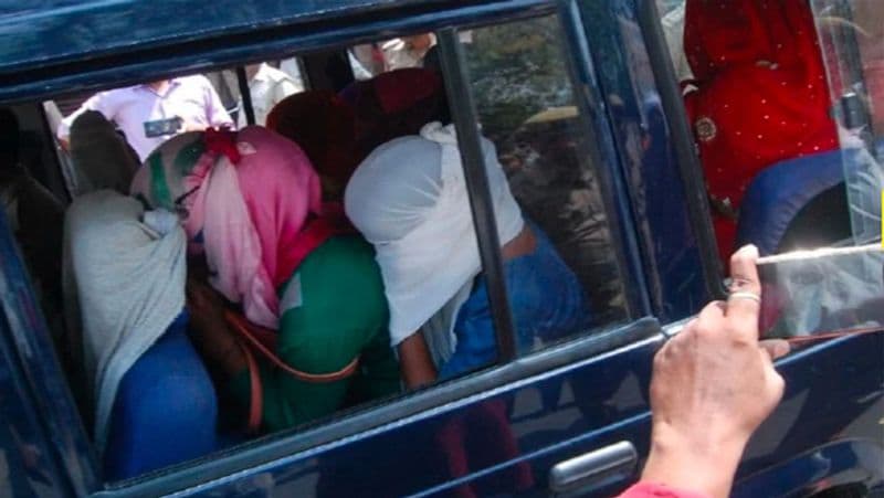 स्थानीय लोगों को सेक्स रैकेट संचालित होने का संदेह भी था। पुलिस को सूचना मिलने के बाद विशेष टीम बनाकर कुछ दिनों तक रेकी कराई गई। इस दौरान कई लग्जरी गाड़ियों से व्यापारी, ठेकेदार व कुछ बड़े लोगों के पहुंचने की पुष्टि हुई। पुलिस ने इसके बाद यहां छापा मारा। पुलिस को मौके से एक लग्जरी कार, बाइक, 13 मोबाइल, 6820 रुपये, 3 लेडीज पर्स, तीन पुरूषों के पर्स, तीन एटीएम कार्ड मिले हैं।