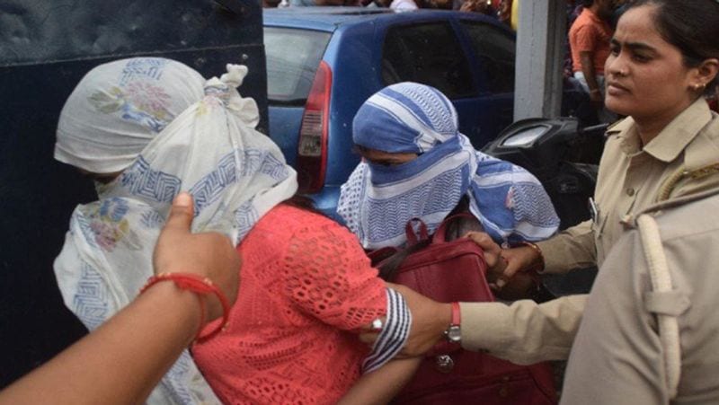 प्रभारी निरीक्षक क्षितिज त्रिपाठी के मुताबिक पकड़े गए लोगों से पूछताछ की गई तो कई राज सामने आए। इस घर में मध्यप्रदेश, दिल्ली, पश्चिम बंगाल, मुंबई से युवतियां बुलाई जाती थीं। इसके अलावा आसपास के कुछ जिलों से भी यहां पर युवतियों को बुकिंग कर बुलाया जाता था।

