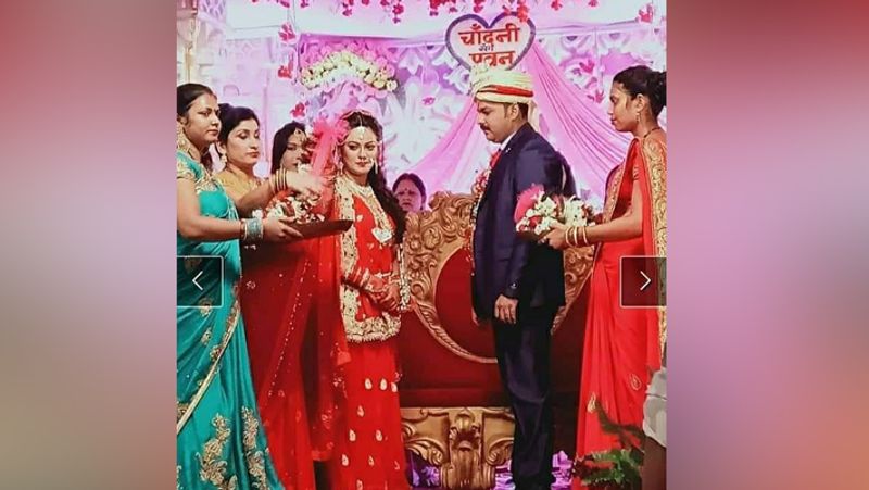उन तस्वीरों में पवन सिंह शादी (Pawan Singh Marriage) की रस्में निभाते दिख रहे हैं। ऐसे में इन वायरल फोटो का सच हम आपको बता रहे हैं कि पवन सिंह तीसरी शादी कर रहे हैं या क्या कर रहे हैं।
