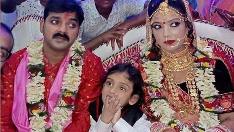 पहली पत्नी के आत्महत्या के ठीक तीन साल बाद 5 मार्च 2018 को पवन सिंह ने दूसरी शादी ज्योति सिंह (jyoti singh) के साथ कर ली थी। ज्योति सिंह यूपी के बलिया जिले से ताल्लुक रखती हैं। अब पवन सिंह उन्हीं के साथ जीवन को एन्जॉय कर रहे हैं।