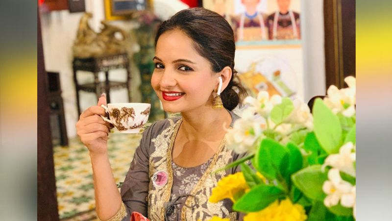 जिया को शो से निकाल कर उनकी जगह देवोलीना भट्टाचार्या को गोपी बहू का किरदार दिया गया। बता दें कि देवोलीना भी पिछले साल बिग बॉस में आ चुकी हैं।