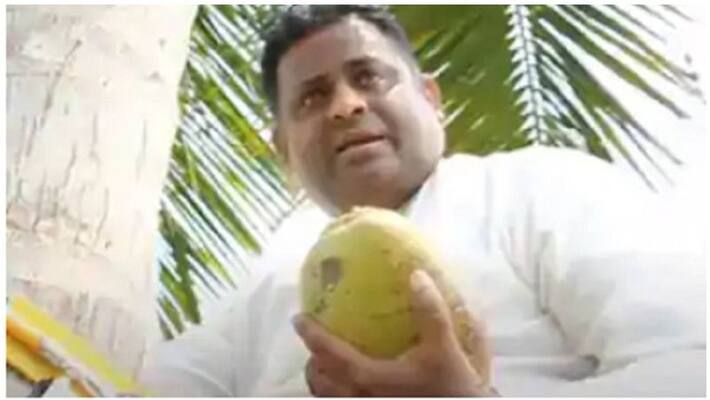 srilankan minister climbed on coconut tree for press conference srilankan minister climbed on coconut tree for press conference