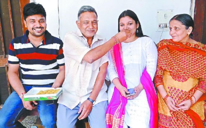 लाजपत राय मार्ग ऋषिकेश निवासी नमामि बंसल को एक दिन फोन आया कि उनकी बेटी IAS की परीक्षा में पास हो गई है। वो खुशी से फूले नहीं समाए। नमामि बंसल के पिता राज कुमार बंसल का ऋषिकेश में बर्तन की दुकान है। नमामि ने अपनी प्राथमिक स्तर से लेकर इंटर तक की शिक्षा एनडीएस गुमानीवाला से की है। उन्होंने दसवीं में 92.4 व इंटर में 94.8 अंक हासिल कर स्कूल के साथ ही ऋषिकेश का नाम भी रोशन किया था।