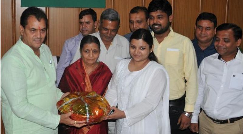 उन्होंने बीए अर्थशास्त्र ऑनर्स लेडी श्री राम कॉलेज दिल्ली व एमए ओपन यूनिवर्सिटी हल्द्वानी से अर्थशास्त्र विषय से किया। एमए में ओपन यूनिवरसिटी की टॉपर रही नमामि को राज्यपाल केके पॉल ने 17 अप्रैल 2017 को गोल्ड मेडल से भी सम्मानित किया था। उन्होंने बताया कि इस परीक्षा को पास करने के लिए उन्होंने किसी भी प्रकार की कोचिंग का सहारा नहीं लिया है। उन्होंने नेट के द्वारा ही विषयों की तैयारी कर इस परीक्षा को पास किया है।