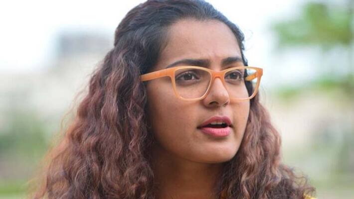 malayalam actress parvathy thiruvothu resigned from amma malayalam actress parvathy thiruvothu resigned from amma