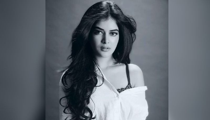 Madhumita Sarkar looks hot and sexy in crop top and denim jeans-dbr