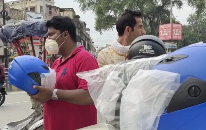राघवेंद्र जरूरतमंद व्यक्ति का 5 लाख का एक्सिडेंटल इंश्योरेंस भी करवाते हैं। हालांकि इसके एवज में वह मात्र एक हजार रुपये लेते हैं, बदले में लोगों को रसीद देते हैं।

