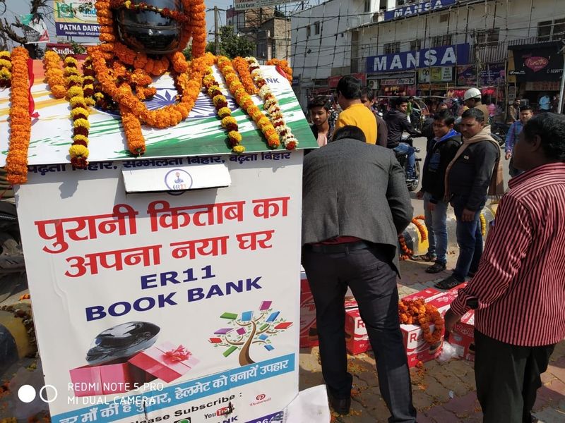 राघवेंद्र अब तक दो लाख बच्चों को फ्री में किताबें भी बांट चुके हैं। जिनके दिए गए बुक से कई स्टूडेंट की जिंदगी भी सवर चुकी है। हालांकि लोग पुराने बुक भी दान में उन्हें देते हैं।
