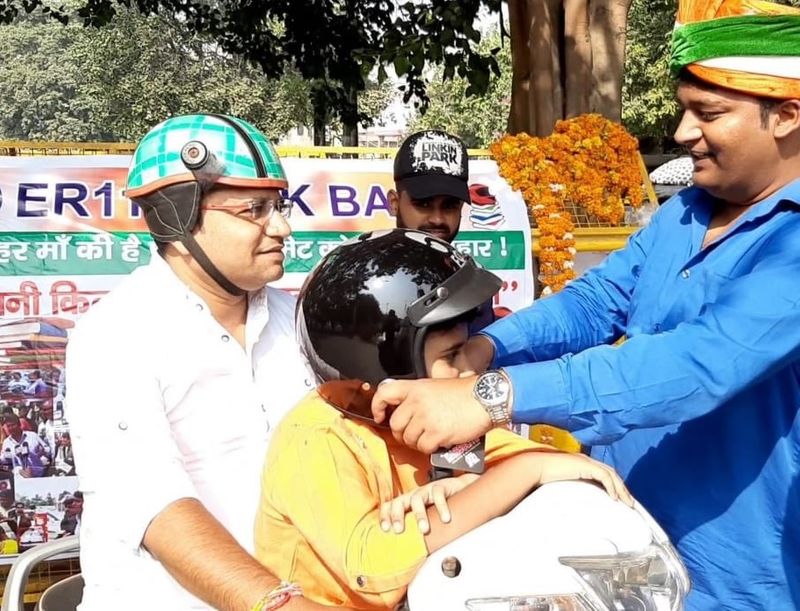 बिहार के कैमूर जिले के रहने वाले राघवेंद्र वाराणसी के लंका चौराहे पर लोगों को फ्री में हेलमेट बांटते हैं। हालांकि उन्होंने इसके लिए कुछ शर्त भी रखते हैं, जिसे पूरा करने वालों को ही फ्री में हेलमेट देते हैं।