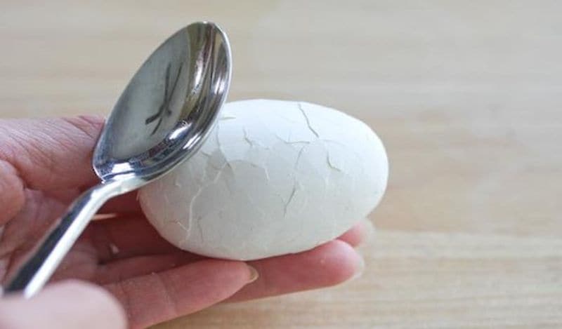Mistake everyone do while breaking an egg