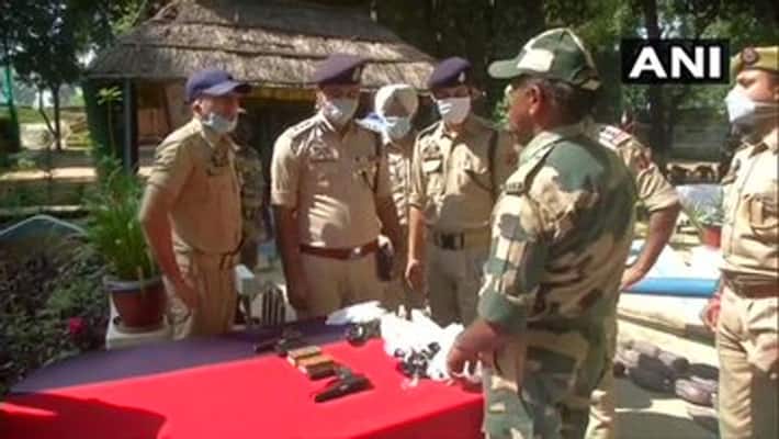 BSF seized metrics and weapons on LOC area of J&K, Pakistan doing smuggling. BSF seized metrics and weapons on LOC area of J&K, Pakistan doing smuggling.
