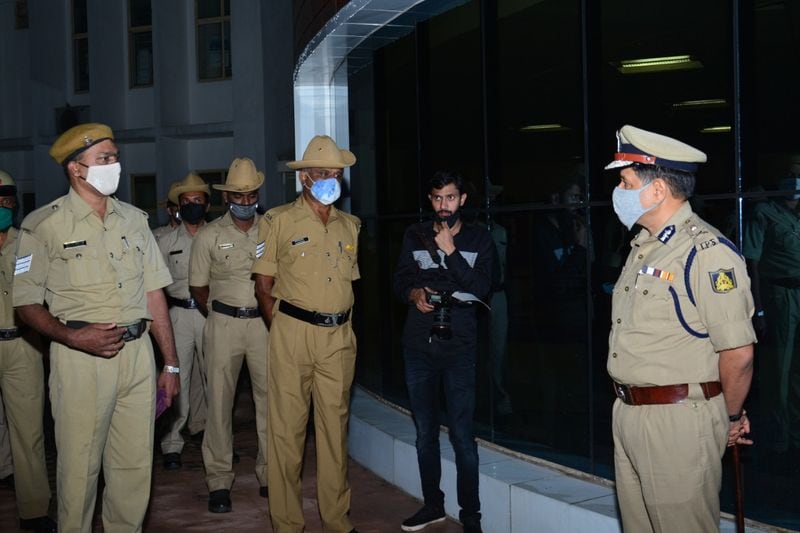Corona Crisis Bengaluru Police Commissioner Meets warriors snr