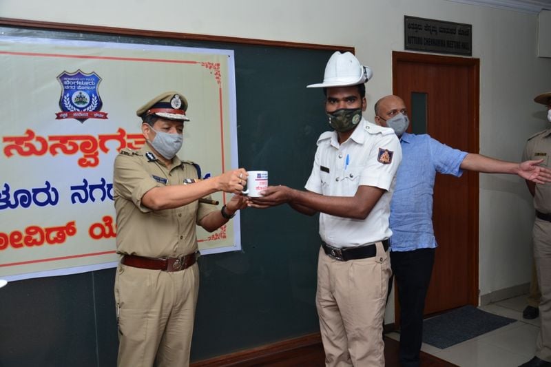 Corona Crisis Bengaluru Police Commissioner Meets warriors snr