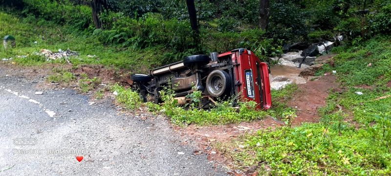 Qualis overturned At horanadu Due To Heavy Rain snr