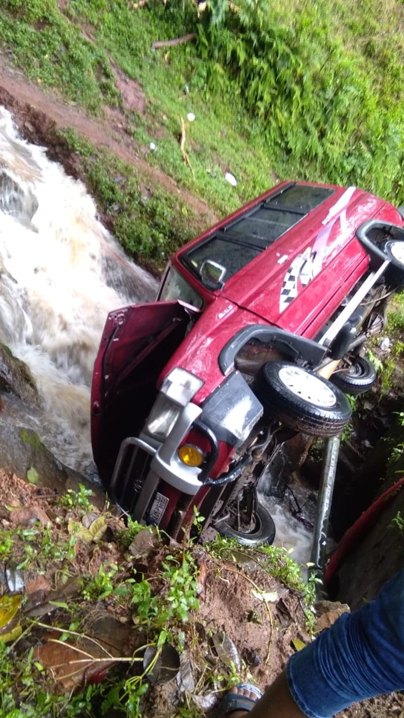 Qualis overturned At horanadu Due To Heavy Rain snr