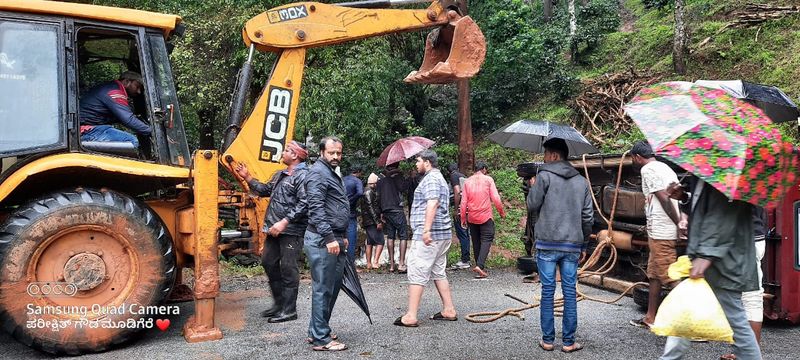Qualis overturned At horanadu Due To Heavy Rain snr