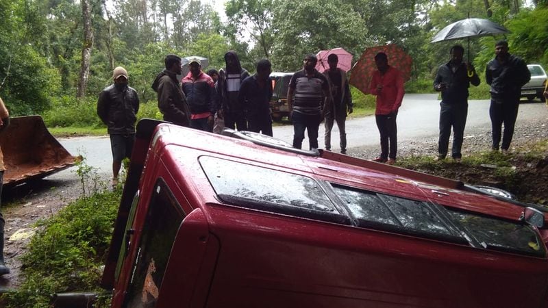 Qualis overturned At horanadu Due To Heavy Rain snr