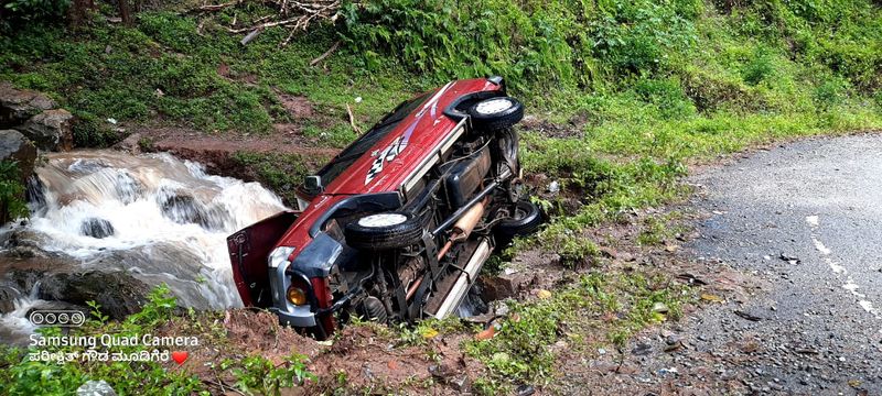 Qualis overturned At horanadu Due To Heavy Rain snr