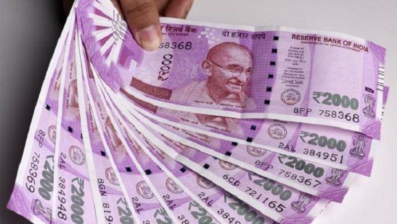 फर्जी लोन का ऑफर
स्टेट बैंक ऑफ इंडिया (SBI) ने ट्वीट में कहा है कि कुछ अनजान लोग फर्जी लोन का ऑफर देकर फ्रॉड कर रहे हैं। वे ‘SBI लोन फाइनेंस लिमिटेड’ और ‘मुद्रा फाइनेंस लिमिटेड’ के नाम की एंटिटीज की ओर से लोन की पेशकश कर रहे हैं और लोगों के साथ धोखाधड़ी करने की कोशिश कर रहे हैं।
(फाइल फोटो)