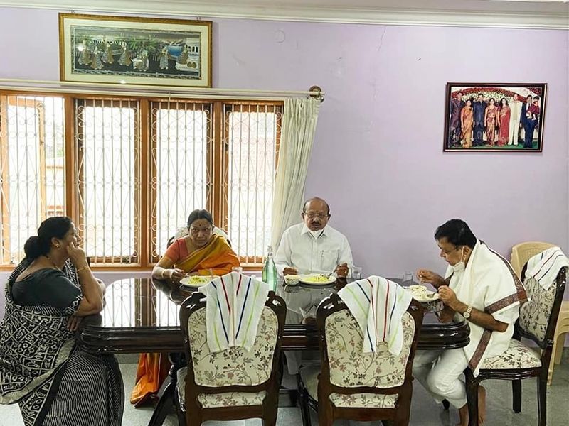 ರಾಜಣ್ಣರನ್ನು ಕ್ಯಾತ್ಸಂದ್ರ ಮನೆಯಲ್ಲಿ ಭೇಟಿಯಾಗಿ ಕುಶಲೋಪರಿ ನಡೆಸಿ ಚುನಾವಣೆಗೆ ಸಹಕಾರ ಕೋರಿದರು.