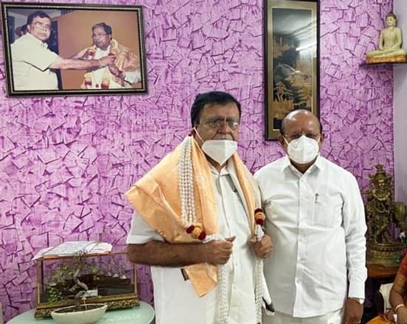  ಶಿರಾ ಉಪಚುನಾವಣೆಯ ಕಾವು ರಂಗೇರುತ್ತಿದೆ. ಕಾಂಗ್ರೆಸ್ ಪಕ್ಷದಿಂದ ಟಿಕೆಟ್ ಖಚಿತವಾಗಿರುವ ಜಯಚಂದ್ರ ಅವರು ಗೆಲುವಿಗಾಗಿ ಕಸರತ್ತು ನಡೆಸುತ್ತಿದ್ದಾರೆ..
