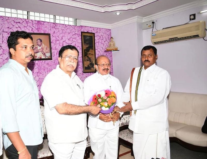 ಈ ಹಿನ್ನೆಲೆಯಲ್ಲಿ ರಾಜಕೀಯ ಬದ್ಧ ವೈರಿಗಳಾಗಿದ್ದ ಕಾಂಗ್ರೆಸ್ ನಾಯಕರಾದ ಕೆ.ಎನ್ ರಾಜಣ್ಣ ಮತ್ತು ಟಿಬಿ ಜಯಚಂದ್ರ ಒಂದಾಗಿದ್ದಾರೆ.