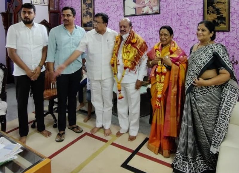 ಹಳೆ ವೈಷಮ್ಯಗಳನ್ನ ಮರೆತು ಶಿರಾ ಬೈ ಎಲೆಕ್ಷನ್ ಕಾಂಗ್ರೆಸ್ ಅಭ್ಯರ್ಥಿ ಟಿ.ಬಿ ಜಯಚಂದ್ರ ಅವರು ಇಂದು ಮಾಜಿ ಶಾಸಕ ಕೆ.ಎನ್.ರಾಜಣ್ಣ ಮನೆಗೆ ಭೇಟಿ ನೀಡಿದರು. 