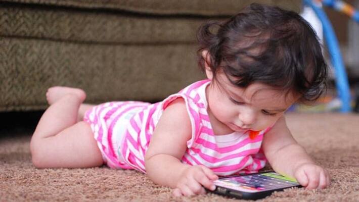 Never give little kids a smartphone to play, these 5 big disadvantages can happen MJA Never give little kids a smartphone to play, these 5 big disadvantages can happen MJA