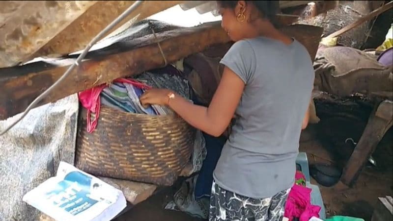 आदिवासी गरीब परिवार से ताल्लुक रखने वाली अंजली के परिवार की हालत इतनी भी अच्छी नहीं थी कि वह दूसरी किताबें करीद सके। इसलिए वह फूट-फूटकर रोने लगी थी।
