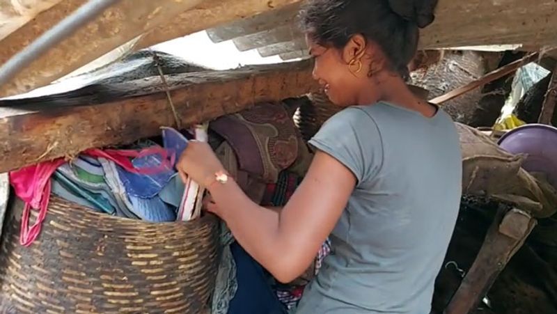 अंजली को रोते देखकर प्रशासन ने तत्काल उसे कुछ नई किताबें उपलब्ध कराई थीं।