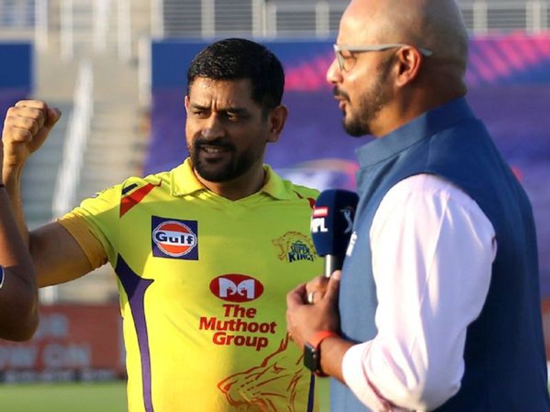 భారత మాజీ క్రికెటర్ మురళీ కార్తీక్ కూడా స్టువర్ట్ బ్రాడ్ కామెంట్లపై ఫన్నీగానే స్పందించాడు. ‘ఇంగ్లాండ్ జట్టు, సొంత ప్లేయర్లు ‘కమ్మింగ్ హోమ్’ అని చెప్పడం వల్లే ఎక్కువగా నష్టపోతుందని అనుకుంటా.. ఇప్పుడు కూడా ట్రోఫీ కొన్ని వేల కిలోమీటర్ల దూరంలో ఉన్నా... అలాగే చెబుతున్నారు.’ అంటూ ట్వీట్ చేశాడు మురళీ కార్తీక్...