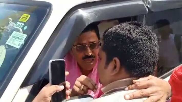 State Cabinet Minister hackled by TMC worker at Murshibad ASB State Cabinet Minister hackled by TMC worker at Murshibad ASB