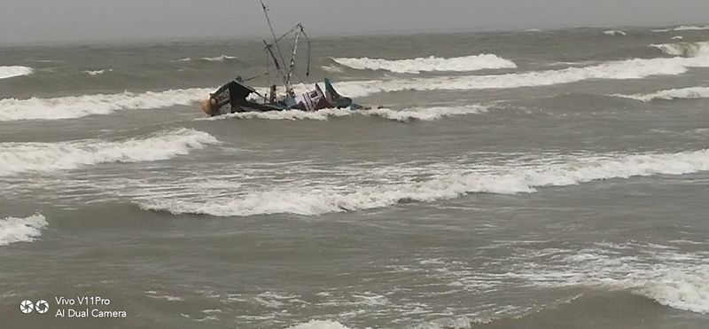 people rescues 4 fishermen Bhatkal Uttara Kannada mah