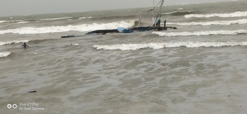 people rescues 4 fishermen Bhatkal Uttara Kannada mah