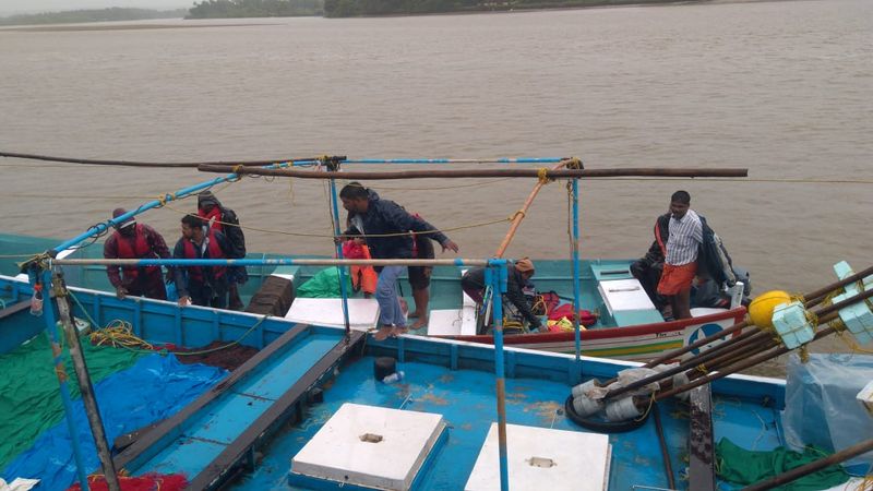 people rescues 4 fishermen Bhatkal Uttara Kannada mah