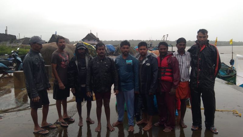 people rescues 4 fishermen Bhatkal Uttara Kannada mah