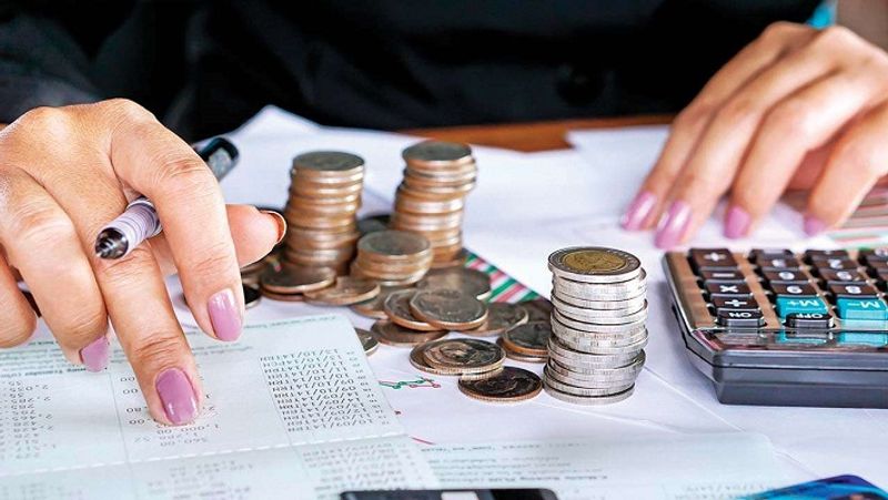 कैसे तय होती है रकम
ग्रेच्युटी एक तय फॉर्मूला होता है। ग्रेच्युटी की गणना इस तरह होती है - कुल ग्रेच्युटी की रकम (अंतिम सैलरी) x (15/26) x (कंपनी में कितने साल काम किया)। अगर किसी कर्मचारी ने 20 साल एक ही कंपनी में काम किया और उसकी अंतिम सैलरी 75000 रुपए (बेसिक सैलरी और महंगाई भत्ता मिलाकर) है, तो यहां महीने में 26 दिन ही गिना जाता है। इसकी वजह है कि 4 दिन छुट्टी होती है। वहीं, एक साल में 15 दिन के आधार पर ग्रेच्युटी का कैलकुलेशन होता है।
(फाइल फोटो)
