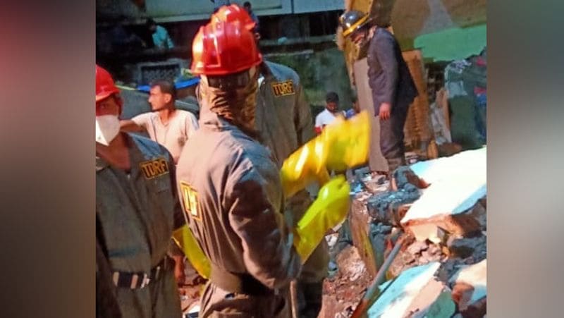 याद दिला दें कि इससे पहले इसी तरह पिछले महीने महाराष्ट्र के रायगढ़ जिले के मलाड में एक पांच मंजिला इमारत गिर गई थी। मलाड शहर में तारिक गार्डन नाम की पांच मंजिला इमारत गिरने से तकरीबन 50 लोगों के मलबे में दबे होने की आशंका जाहिर की गई थी।
