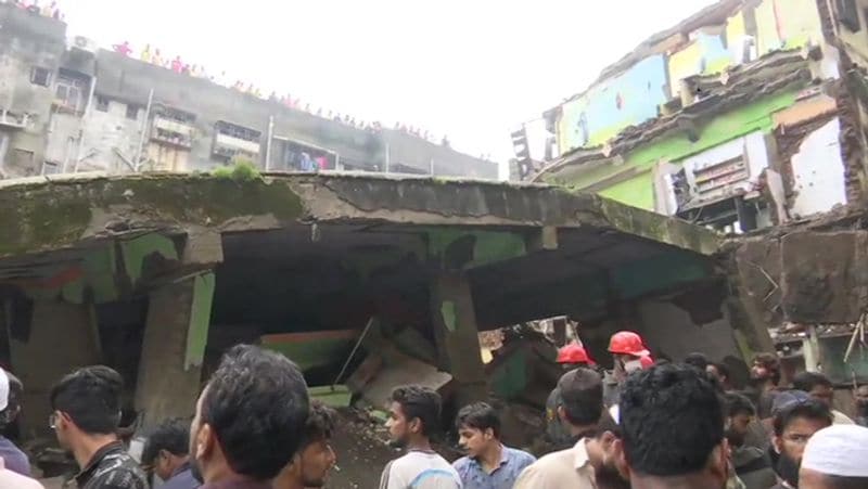 ठाणे नगर निगम के पीआरओ ने घटना के बारे में बताया कि एनडीआरएफ (NDRF) की एक टीम ने ठाणे के भिवंडी में इमारत ढहने के स्थल पर मलबे के नीचे से एक बच्चे को बचाया। 