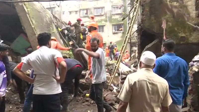 एएनआई के ट्विटर अकाउंट पर ढही इमारत की फोटो शेयर की गई है। इसमें देखने के लिए साफतौर से मिल रहा है कि इमारत काफी जर्जर हो गई थी। 